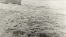 Την παραλία της Σάμου χτυπά η προβέτζα στις 8-3-1962. Φωτογραφία Νίκου Νόου