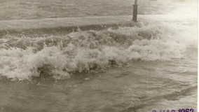 Την παραλία της Σάμου χτυπά η προβέτζα στις 8-3-1962. Φωτογραφία Νίκου Νόου