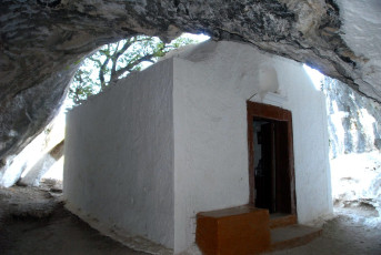 Η Παναγία Σαραντασκαλιώτισσα στη σπηλιά του Πυθαγόρα - The Church of Panagia Saradaskaliotissa is built in the Cave of Pythagoras