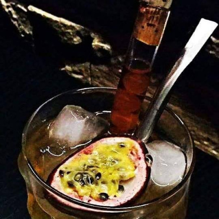 Cocktail με τζιν maracugia και χαβιαράκια από lychee