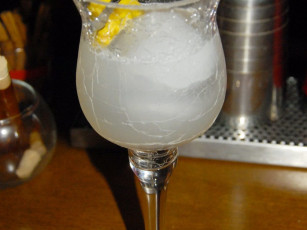 Cocktail με μαστίχα και σιρόπι λουίζα