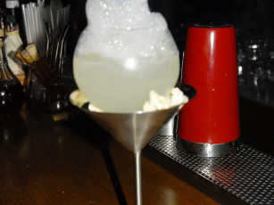 Cocktail με γεύση ποπ κορν ρούμι και στοιχεία μοριακής
