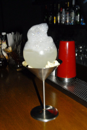 Cocktail με γεύση ποπ κορν ρούμι και στοιχεία μοριακής