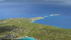 Παραλία Ασπροχόρτι και νησάκια Στρογγυλό και Μακρόνησο