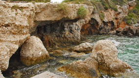 Σπηλιές στην Πλάκα