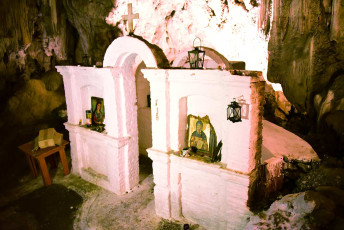 Ο ναός του Αγίου Αντωνίου μέσα στο σπήλαιο
