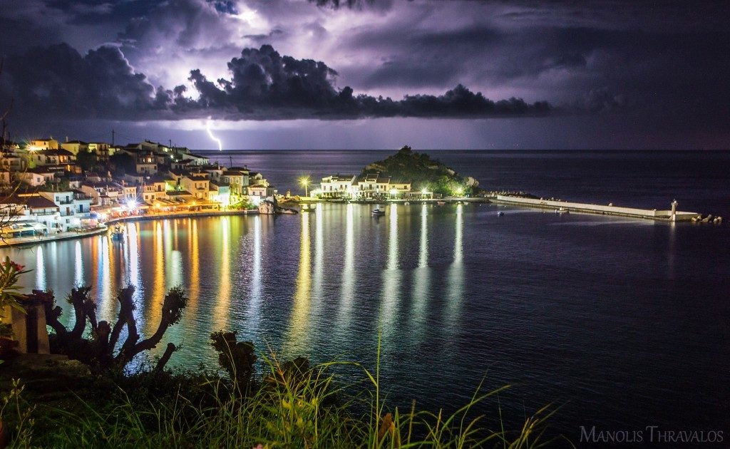 Η δημιουργία της καταιγίδας βόρεια του νησιού όπως φαινόταν από το Κοκκάρι (Click for HD)