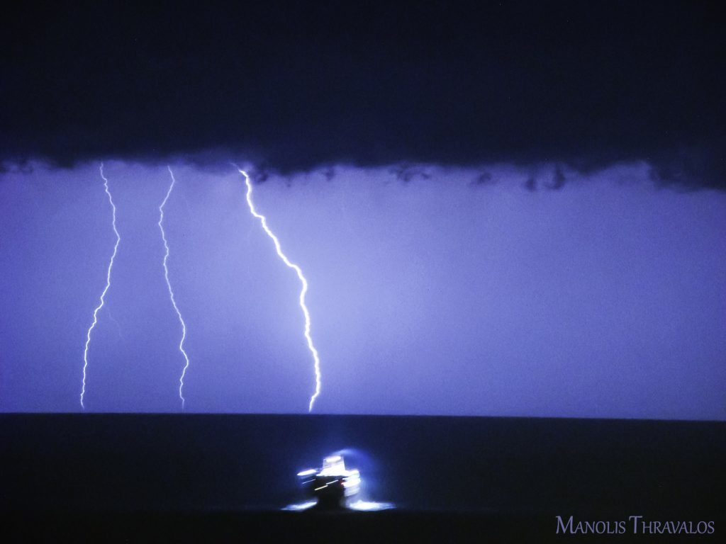 Καταιγίδα - Το Νήσος Μύκονος με την καταιγίδα να ζωγραφίζει στον ορίζοντα